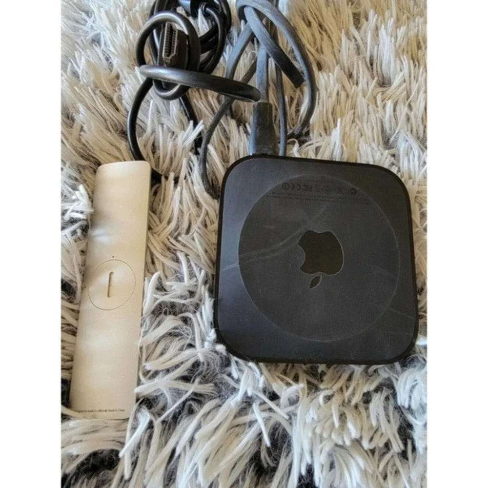 Apple‎ TV HD Media Streamer A1469 3rd Gen w/Remote(menu button not working ☹️)